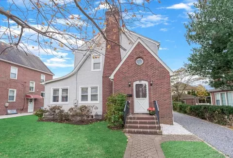 62 Essex Rd, North Hempstead, NY 11023