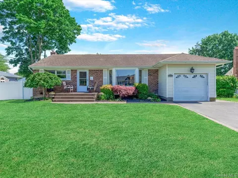 4 Whitebirch Ln, Commack, NY 11725