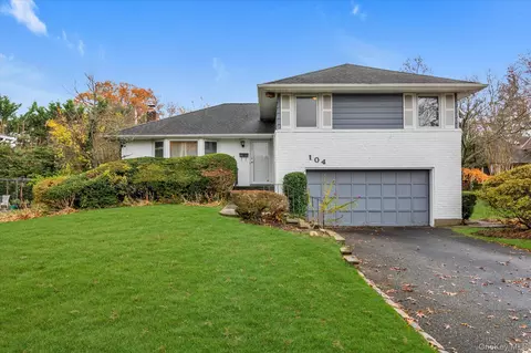 104 Olive Ln, North Hempstead, NY 11040