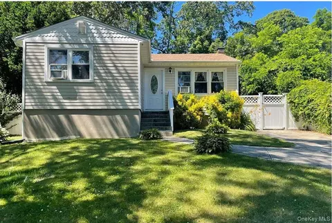 11 Edgewood Ave, Farmingville, NY 11738