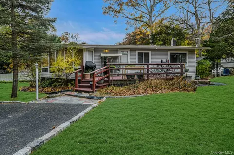 133 Oak Dr, Calverton, NY 11933