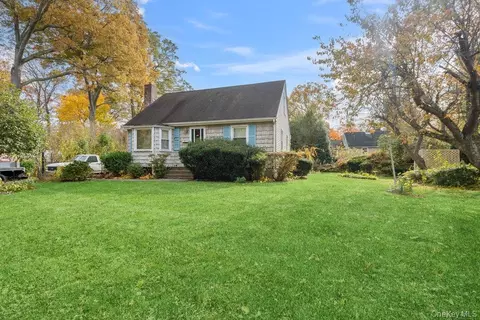 10 Stratton Dr, Huntington Station, NY 11746