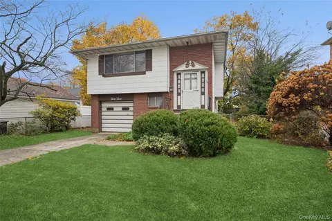 33 Grove St, Hicksville, NY 11801