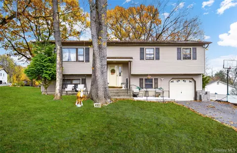 404 Carlton Cir, New Windsor, NY 12553