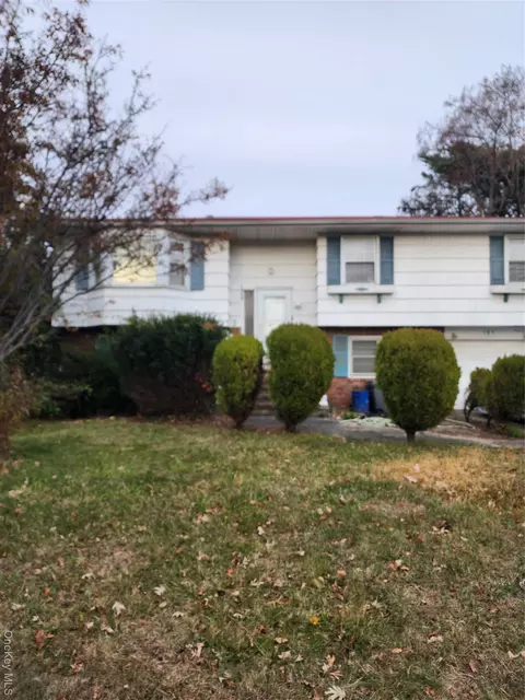 583 Centerwood St, West Babylon, NY 11704