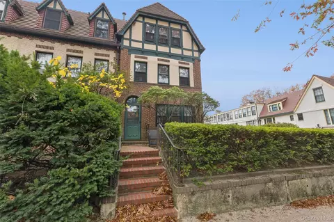 213 Burns St, New York, NY 11375