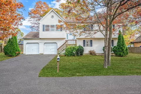 1 Wendy Dr, Farmingville, NY 11738
