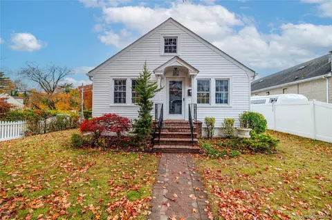 801 Park Ave, North Hempstead, NY 11590