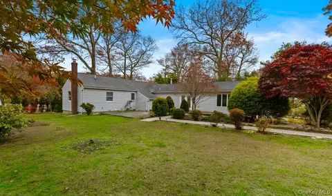 37 Pond Ln, Ridge, NY 11961