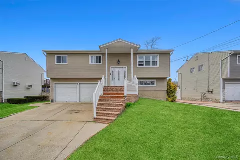 3 Ozone Pl, Massapequa, NY 11758