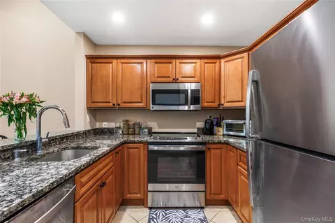 Kitchen - 16 Waterview Est, Peekskill, NY 10566 photo 1 of 2