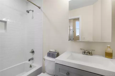 Bath - 16 Waterview Est, Peekskill, NY 10566 photo 2 of 3
