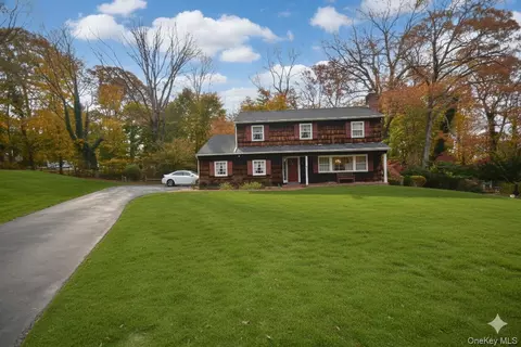 8 Rope Ct, Melville, NY 11747
