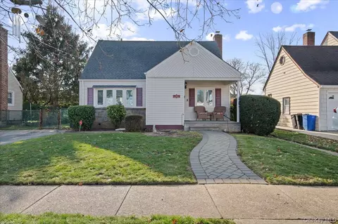 132 E Cherry St, Floral Park, NY 11001