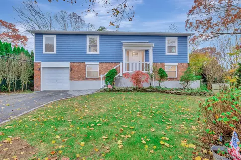 2 Highland Pl, Nesconset, NY 11767