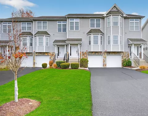 9 Doe Trl, Wappinger, NY 12590