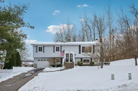 105 Shaker Ct N, New Windsor, NY 12553