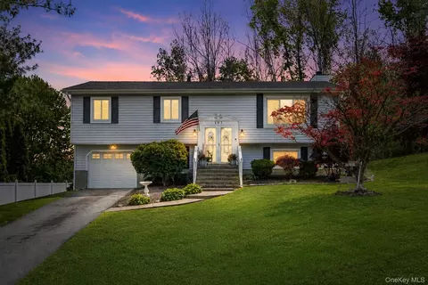105 Shaker Ct N, New Windsor, NY 12553