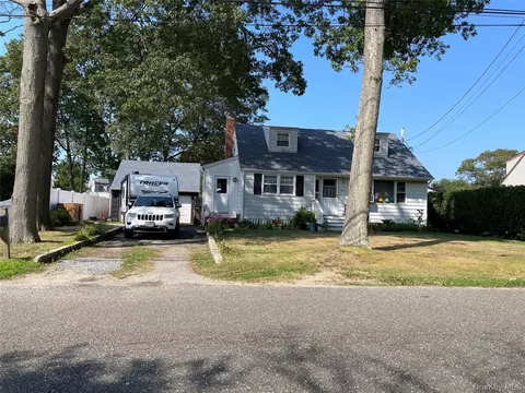 323 Grand Ave, Lindenhurst, NY 11757