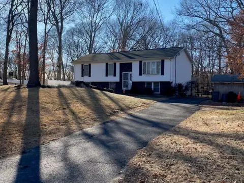531 Boxwood Dr, Shirley, NY 11967