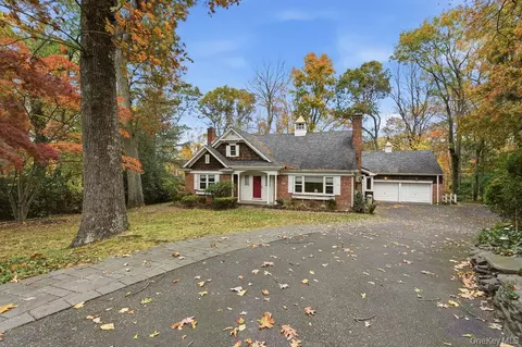 26 Paul Revere Ln, Centerport, NY 11721