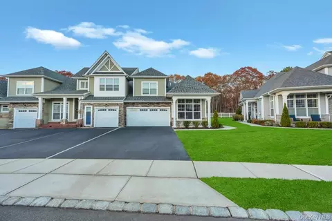 195 Belmont Cir, Yaphank, NY 11980