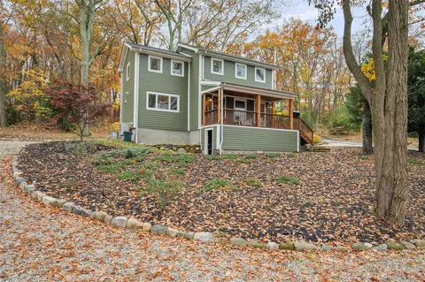 7 School St, Bayville, NY 11709