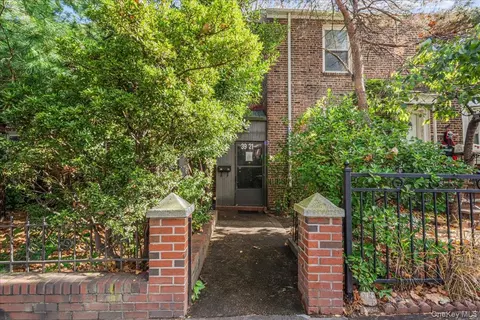 3921 48th St, Sunnyside, NY 11104