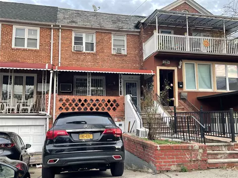 3035 82nd St, New York, NY 11370