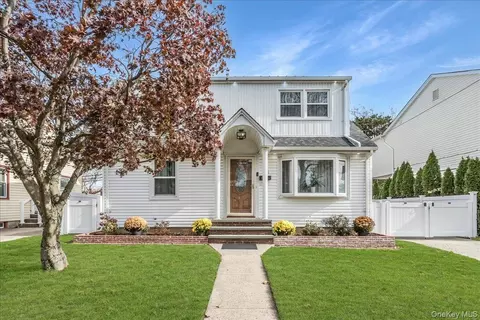95 Norman St, North Hempstead, NY 11040