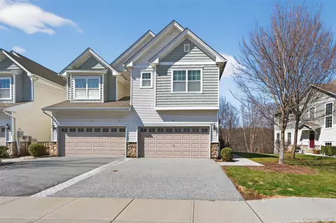 59 Meadow View Dr, Middletown, NY 10940