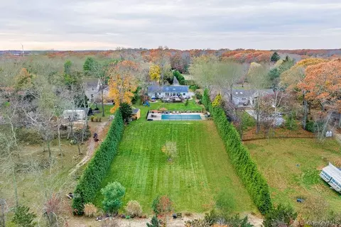 2400 Aldrich Ln, Laurel, NY 11948