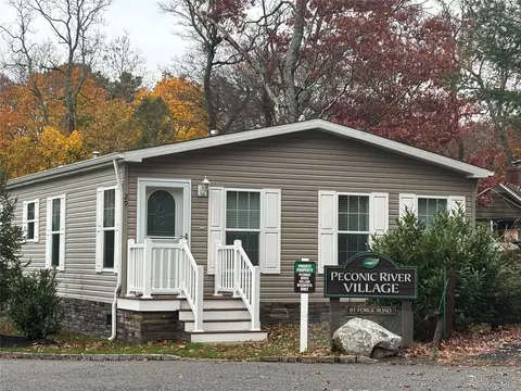 61 Forge Rd #29, Riverhead, NY 11901
