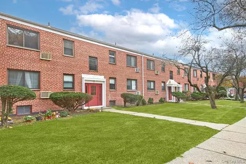 4 Lawrence Dr #C, White Plains, NY 10603