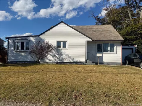 9 Pratt St, West Babylon, NY 11704