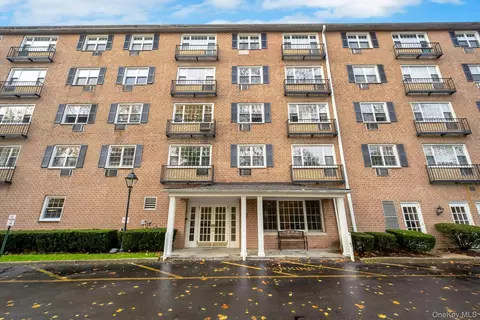 4 Consulate Dr #1B, Eastchester, NY 10707