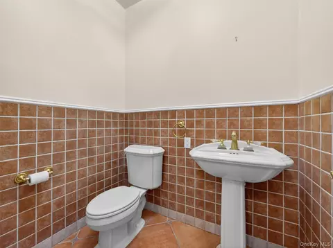 Bath - 120 E Willow Tree Rd, Ramapo, NY 10977 photo 1 of 9