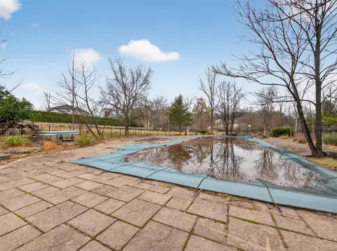 Exterior - 120 E Willow Tree Rd, Ramapo, NY 10977 photo 5 of 8
