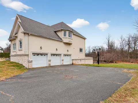 Exterior - 120 E Willow Tree Rd, Ramapo, NY 10977 photo 6 of 8