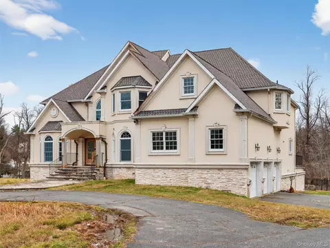 Exterior - 120 E Willow Tree Rd, Ramapo, NY 10977 photo 2 of 8