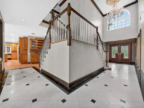 Entry Way - 120 E Willow Tree Rd, Ramapo, NY 10977 photo 2 of 5