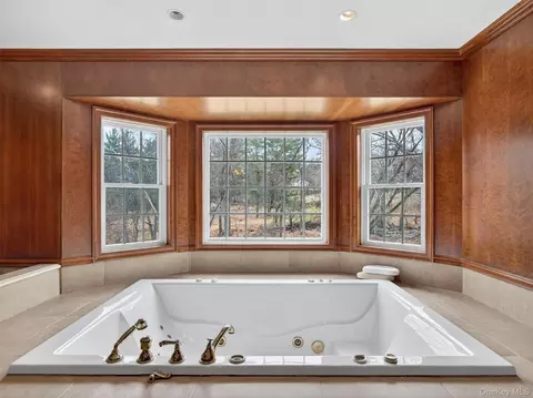 Bath - 120 E Willow Tree Rd, Ramapo, NY 10977 photo 5 of 9
