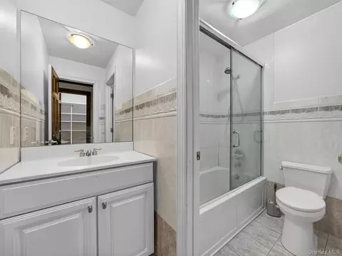 Bath - 120 E Willow Tree Rd, Ramapo, NY 10977 photo 4 of 9