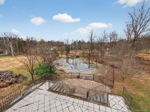 Exterior - 120 E Willow Tree Rd, Ramapo, NY 10977 photo 4 of 8