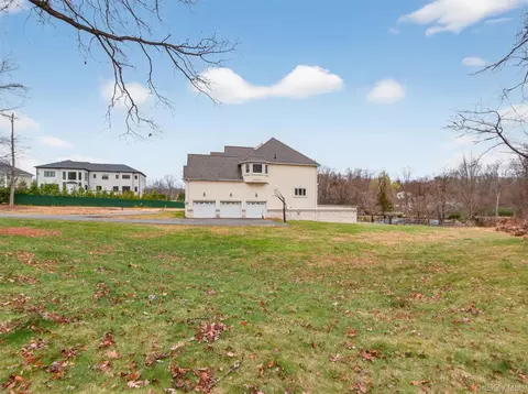 Exterior - 120 E Willow Tree Rd, Ramapo, NY 10977 photo 7 of 8
