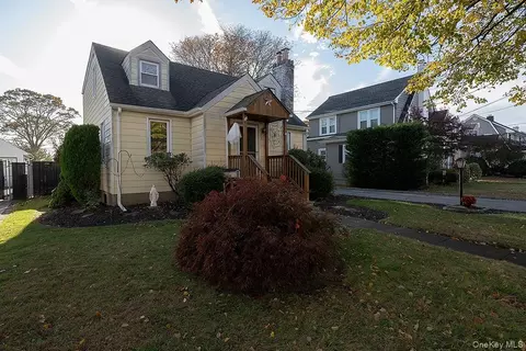 471 Windsor Pl, Oceanside, NY 11572