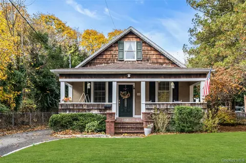 24 Elm Ave, Smithtown, NY 11787