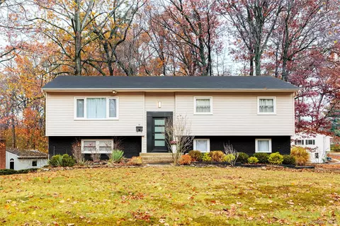 16 Twin Lakes Dr, Ramapo, NY 10952