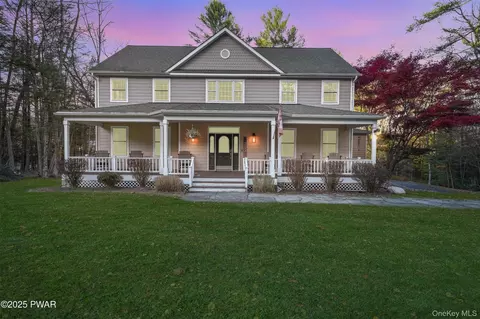 121 Millcreek Ct, Milford, PA 18337