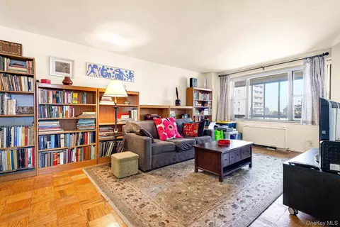 70-25 Yellowstone Blvd #4D, Forest Hills, NY 11375